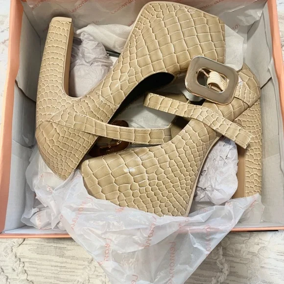 ROUNDABOUT CHUNKY CROC MARY JANE PUMP IN NUDE - Picture 6 of 7